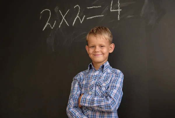 Evropská Chlapec Student Myslí Řešení Matematických Problémů Stojící Černé Školní — Stock fotografie