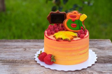 Çocuk pasta için gingerbread bir sırt çantası ve okul yönetimi şeklinde süslenmiş öğretim yılı başında