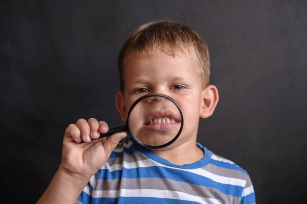 Malocclusion Chlapce Evropského Vzhledu Podívejte Přes Zvětšovací Sklo — Stock fotografie