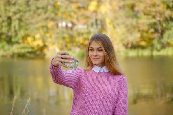 Jeune Fille Européenne Prend Selfie Sur Smartphone Sur Fond Beau — Photo
