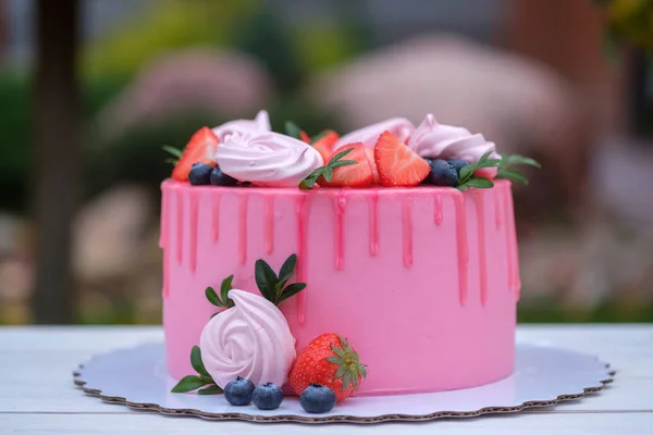 Hermoso Pastel Con Delicada Crema Rosa Crema Decorada Con Bayas — Foto de Stock