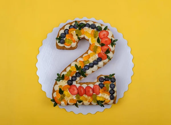 Красивый Праздничный Торт Виде Цифр Два Желтом Фоне — стоковое фото