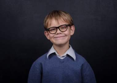 Blackboard arka plan üzerinde büyüleyici bir gülümseme ile Avrupa öğrenci