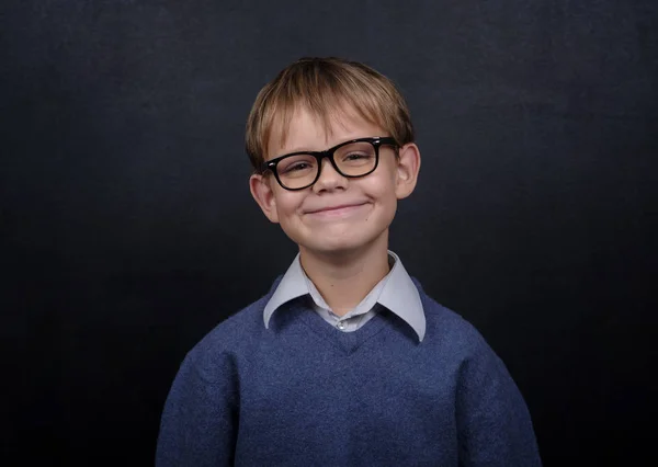 Estudante europeu, com um sorriso encantador no fundo do quadro negro — Fotografia de Stock