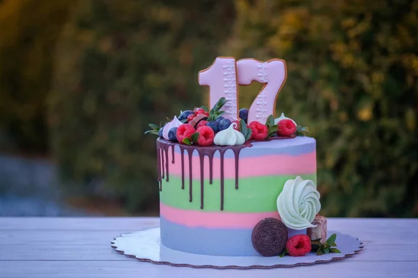 Красивый праздничный торт с номером семнадцать — стоковое фото