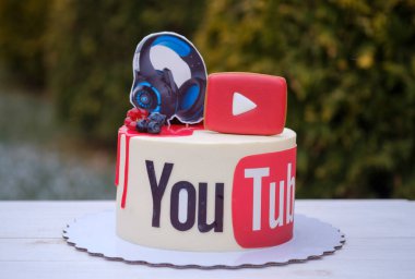 Moskova, Rusya-Kasım 24, 2018: Güzel kek Youtube logo ve blogger video için kulaklıklar
