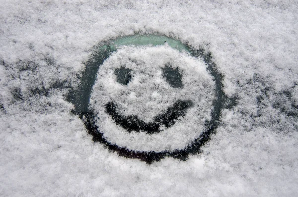 Carita Sonriente Alegre Parabrisas Nevado Coche Invierno —  Fotos de Stock