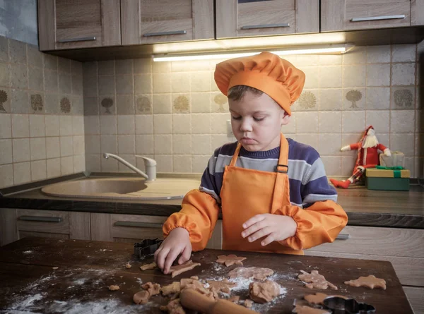 Lindo Chico Europeo Una Gorra Chef Delantal Prepara Galletas Jengibre — Foto de Stock