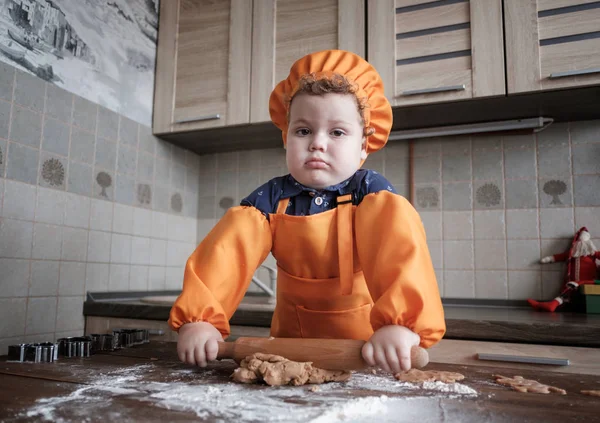 Милый Европейский Мальчик Шапке Шеф Повара Фартуке Готовит Имбирное Печенье — стоковое фото