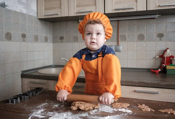 Lindo Chico Europeo Una Gorra Chef Delantal Prepara Galletas Jengibre — Foto de Stock