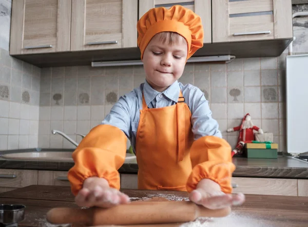 Lindo Chico Europeo Una Gorra Chef Delantal Prepara Galletas Jengibre — Foto de Stock