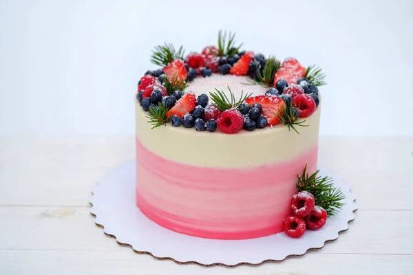 Beau Gâteau Anniversaire Dans Style Hiver Avec Branches Sapin Baies — Photo