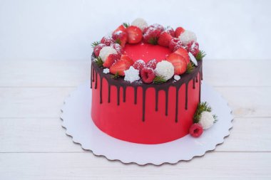 çam dalları ve beyaz bir arka plan üzerinde doğal çilek ile kış tarzında güzel Doğum günü pastası