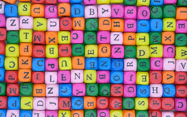 Achtergrond Van Willekeurig Gerangschikt Houten Gekleurde Kubussen Met Letters Van — Stockfoto