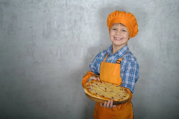 Chico Europeo Vestido Cocinero Sostiene Una Pizza Casera Recién Preparada — Foto de Stock