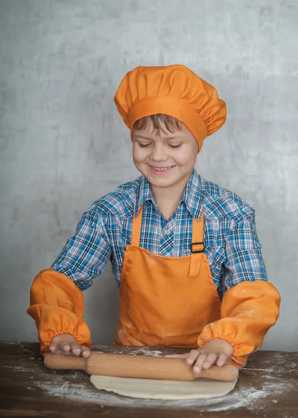 Европейский Мальчик Костюме Повара Занимается Приготовлением Домашней Пиццы Выкатывает Тесто — стоковое фото