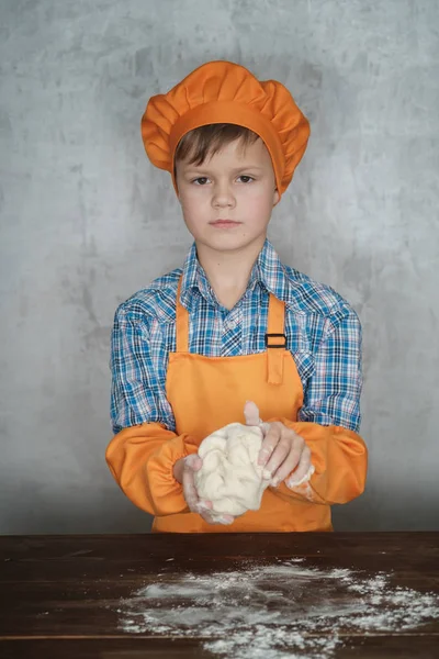 Europejskiego Chłopiec Ubrany Jak Kucharz Jest Zaangażowany Gotowanie Pizzę Domowej — Zdjęcie stockowe