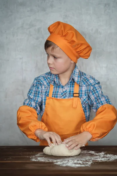 Menino Europeu Vestido Como Cozinheiro Está Envolvido Cozinha Pizza Caseira — Fotografia de Stock