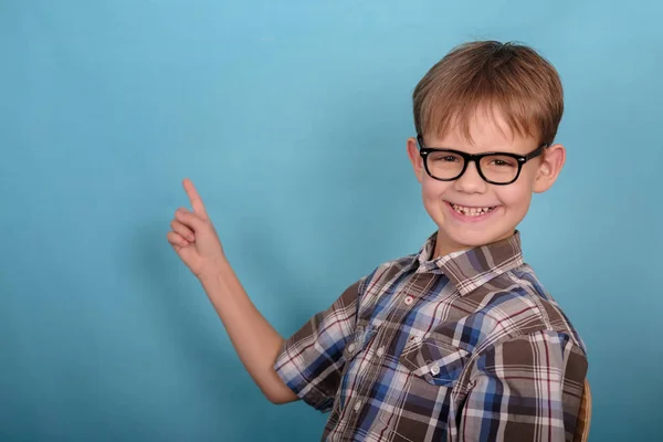 Menino Europeu Bonito Com Óculos Aponta Dedo Para Fundo Vazio — Fotografia de Stock