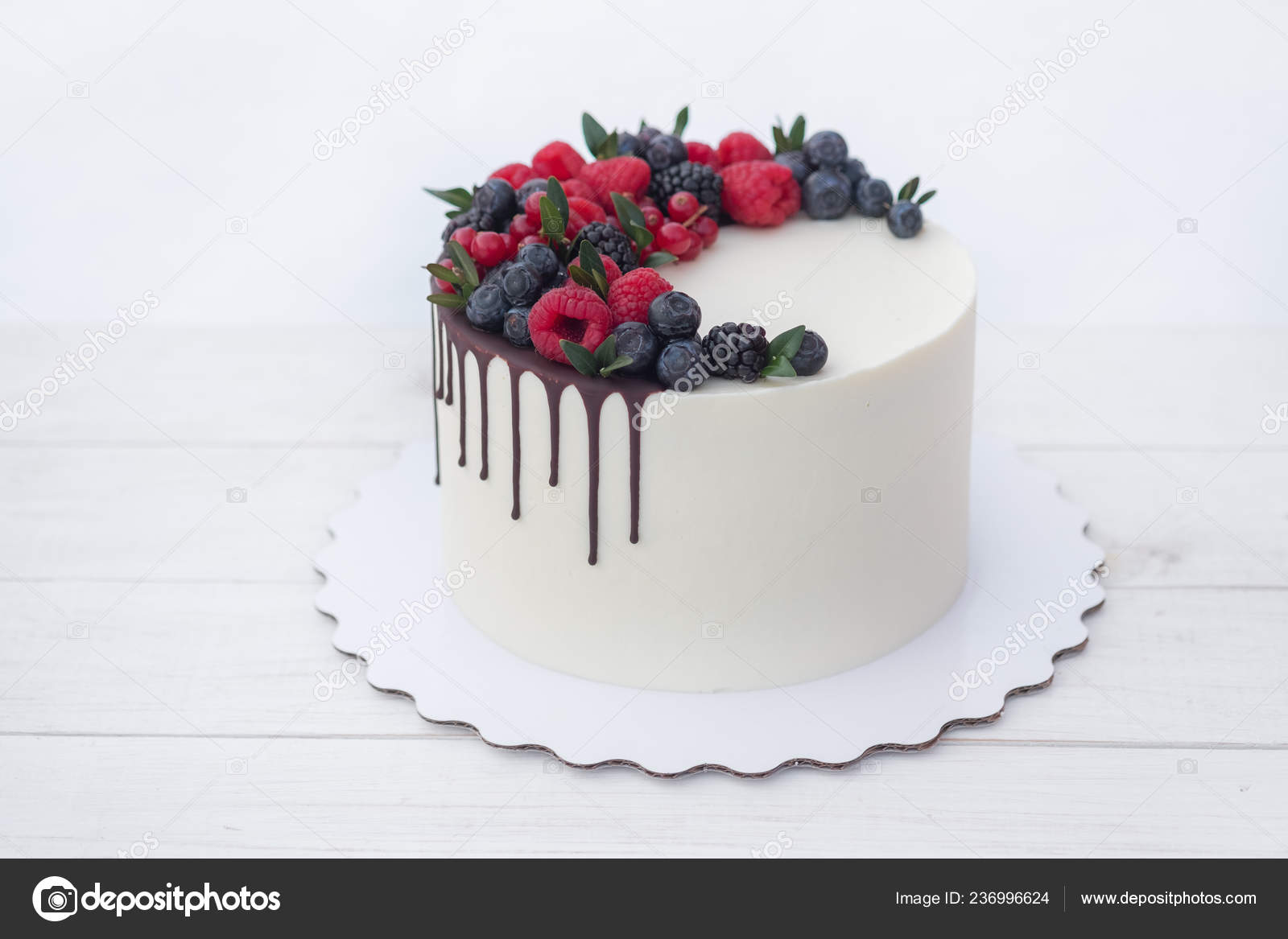 Beautiful Homemade Birthday Cake White Cream Chocolate Icing Natural Fresh  Stock Photo by ©androsov58 236996624