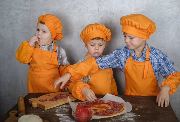 Tres Chicos Europeos Lindos Trajes Chefs Entusiastas Ocupados Cocinando Pizza — Foto de Stock