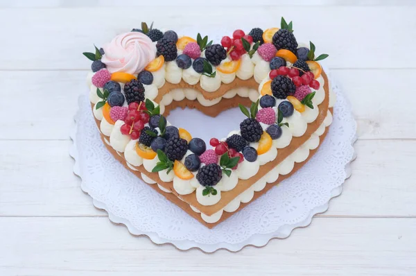 Schöne herzförmige Torte zum Valentinstag auf weißem Hintergrund — Stockfoto