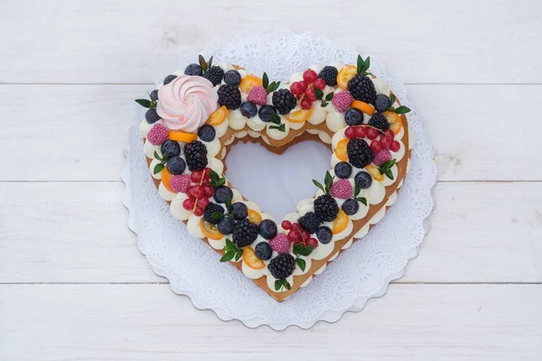 Красивый торт в форме сердца на День Святого Валентина на белом фоне — стоковое фото