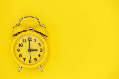 oklar ve çan sarı zemin üzerine sarı vintage çalar saat. Tasarım, metin, zaman kavramı için yer için boş