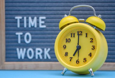 İngilizce dil üzerinde çalışmak için zaman Vintage sarı alarm saat arka plan Yazıt yer almaktadır