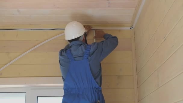 Elektrisk Ingenjör Utför Installation Elektriska Ledningar Trä Herrgård — Stockvideo