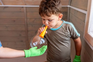 çocuklar özel eldiven sabun kabarcıkları ile oynamak