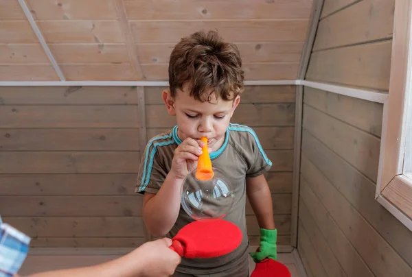 Дети играют с мыльными пузырями в специальных перчатках — стоковое фото