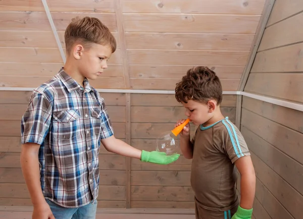 çocuklar özel eldiven sabun kabarcıkları ile oynamak