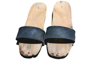 Otantik Endonezya Tahta Terlikleri Rubber Kayışlı Geleneksel Cava Bakiak, Eşsiz Kırsal Ayakkabı Temsilcisi Klasik Kültür ve Eski Zaman Basitliği, Beyaz Arkaplanda İzole Edilmiş