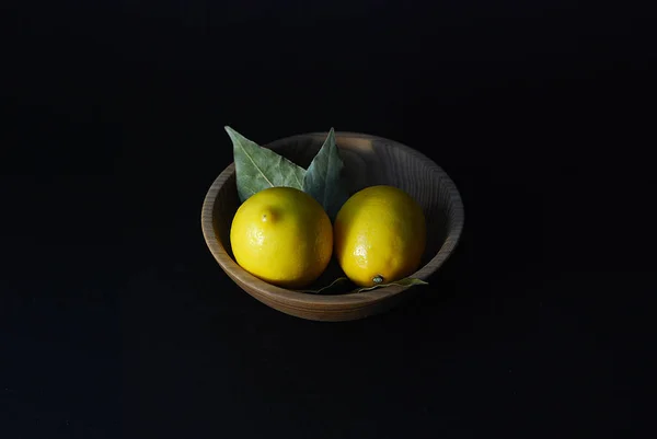 Owoców Cytryny Czarnym Tle Płytce Naturalny Materiał — Zdjęcie stockowe