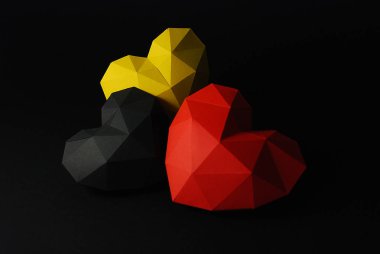 Tasarımcı karton Sevgililer günü gelen poligonal hacimsel kalpler