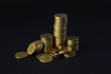 siyah arka plan üzerine nakit para