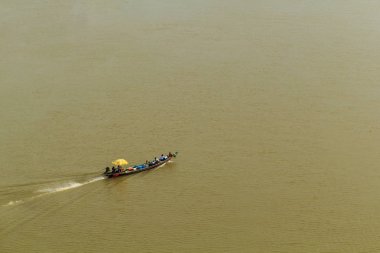 Long tail tekne, nehrin tam yolcular ile çalışıyor.