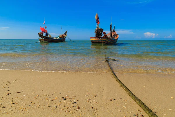 Boot Geparkeerd Het Water Buurt Van Het Strand Met Een — Stockfoto