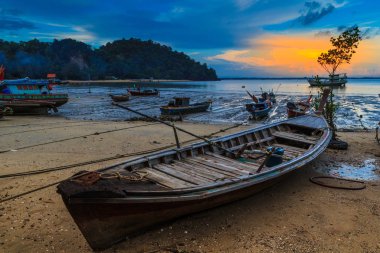 Longtail tekne sığ deniz suyu azalma nedeniyle Park.