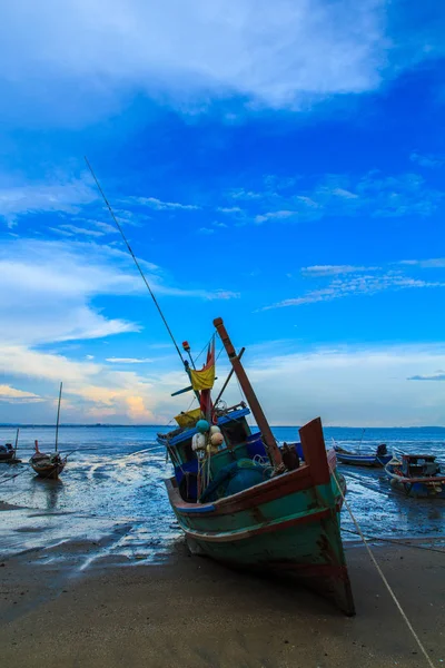 Fishing Boat Parked Shallow Due Sea Water Decreased — Stock Photo, Image