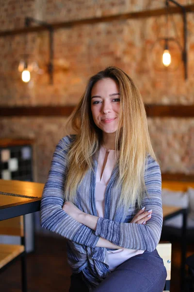 Mujer Joven Reunió Con Compañeros Clase Cafetería Sonriente Chica Pelo — Foto de Stock