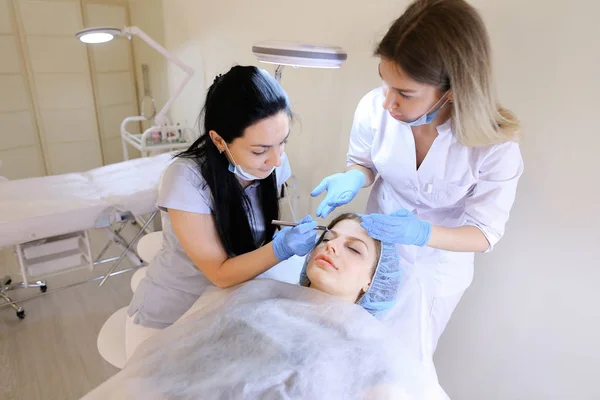 Europäerin besucht professionelle Dermatologin und Kosmetikerin für dauerhaftes Make-up. — Stockfoto