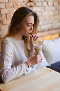 Genç kadın oturma Café ve emir bekliyoruz.