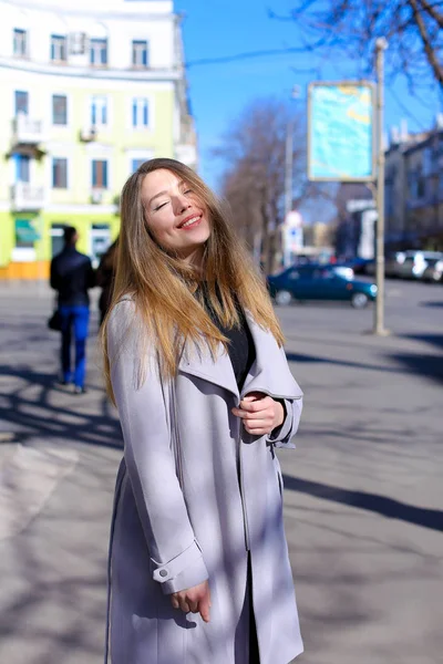 Mujer Bonita Caminando Por Ciudad Vistiendo Abrigo Gris Buen Tiempo — Foto de Stock