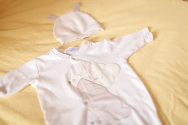 Weiße Kleidung für Neugeborene. — Stockfoto