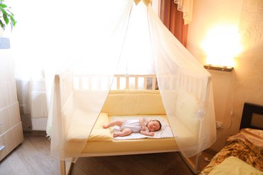 Küçük şirin bebek beşiğinde uyuyan.