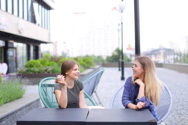 Gülümseyen kadın kişi sokak kafe açık havada oturma.