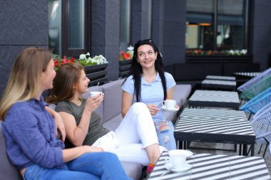 Café'de dinlenme ve dedikodu, kahve içme arkadaşlar.