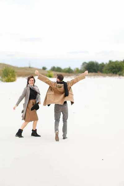 Tél fehér háttér, kézenfogva sétáló boldog pár és a — Stock Fotó